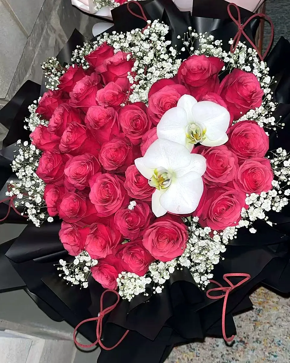 Round bouquet of vivid pink and white roses