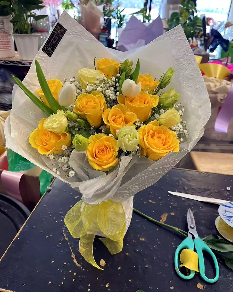 Yellow and white bouquet with roses and sunny blooms